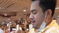 Nassar rupanya juga pencinta buah segar. Ia tertarik membeli anggur Shine Muscat yang rasanya manis dan menyegarkan. Foto: TikTok @nassarfahad88