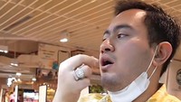 Tak ketinggalan ia membeli buah blueberry yang manis dan asam. Aku suka yang asam manis segar gitu, pelantun Seperti Mati Lampu ini. Foto: TikTok @nassarfahad88
