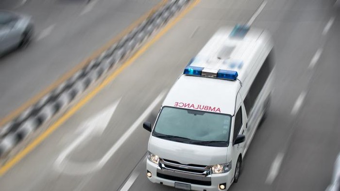 Sopir ambulance beli pisang goreng
