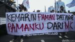 Spanduk Wapres Bocil Diusung Mahasiswa dalam Aksi di Patung Kuda