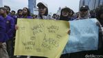 Spanduk Wapres Bocil Diusung Mahasiswa dalam Aksi di Patung Kuda