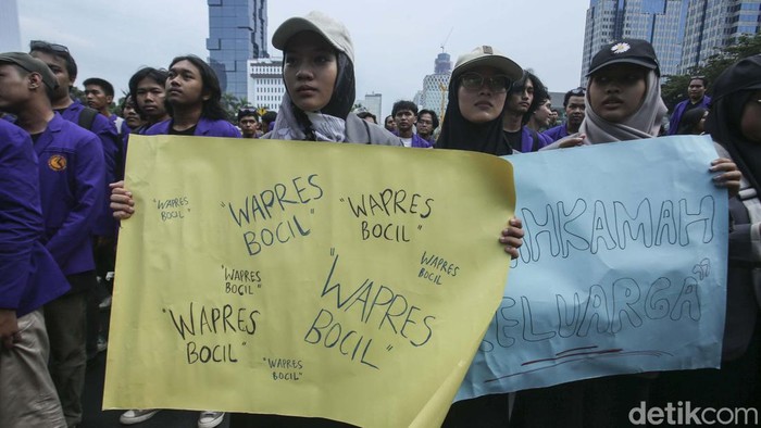 Sejumlah poster dibawa mahasiswa dalam unjuk rasa di Patung Kuda, Jakarta. Salah satunya bertuliskan 