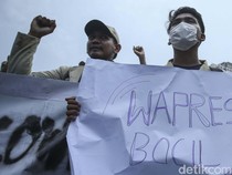 Spanduk Wapres Bocil Diusung Mahasiswa dalam Aksi di Patung Kuda