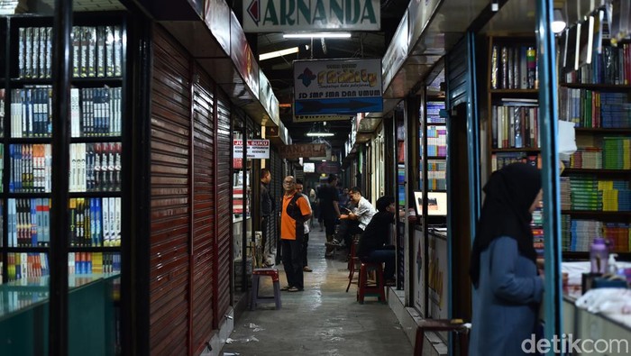 Suasana Pasar Buku Palasari Bandung