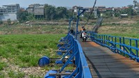 Pengendara melintasi Jembatan Alfian untuk menyeberangi Sungai Citarum yang mengering di Batujajar, Kabupaten Bandung Barat, Jawa Barat, Jumat (20/10/2023).