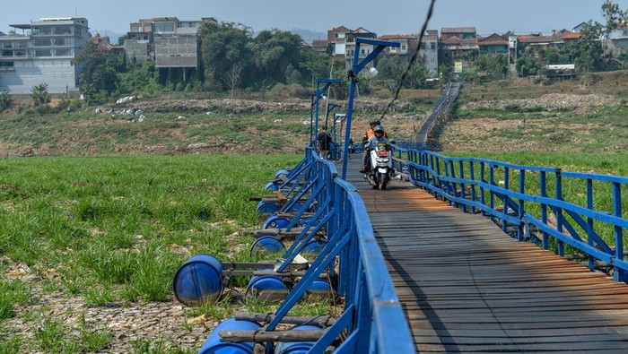 Kondisi Sungai Citarum yang mengering di Batujajar, Kabupaten Bandung Barat, Jawa Barat, Jumat (20/10/2023). Badan Metereologi, Klimatologi dan Geofisika (BMKG) menyatakan, fenomena alam El Nino pada tahun ini menyebabkan kemarau yang lebih kering dan panjang, serta berdampak pada produksi pertanian dan mengeringnya sumber-sumber air. ANTARA FOTO/Raisan Al Farisi/rwa.
