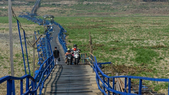 Kondisi Sungai Citarum yang mengering di Batujajar, Kabupaten Bandung Barat, Jawa Barat, Jumat (20/10/2023). Badan Metereologi, Klimatologi dan Geofisika (BMKG) menyatakan, fenomena alam El Nino pada tahun ini menyebabkan kemarau yang lebih kering dan panjang, serta berdampak pada produksi pertanian dan mengeringnya sumber-sumber air. ANTARA FOTO/Raisan Al Farisi/rwa.