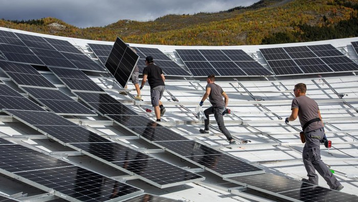 Swiss Ubah Parabola Tua Jadi Pembangkit Listrik Tenaga Surya Employees of Swiss electricity producer and supplier CKW, part of Axpo, install solar panels in a satellite dish at the Leuk Teleport and Data Center in Leuk, Switzerland, October 18, 2023. REUTERS/Denis Balibouse