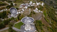 Di pegunungan Alpen, dua perusahaan Swiss mengubah antena satelit usang menjadi panel surya raksasa, memanfaatkan medan pegunungan Swiss untuk menghasilkan energi ramah lingkungan yang sangat dibutuhkan.