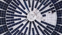 Satu antena semacam itu dapat memenuhi kebutuhan energi 25 rumah tangga, menurut CKW Group, penyedia layanan energi yang membantu Leuk Teleport dan Pusat Data dalam pemanfaatan kembali antenanya.