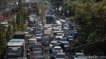 Taksi-Ojol Ngetem Depan Polda Metro, Lalin Gatsu Macet