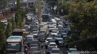 Kendaraan roda dua ataupun roda empat hanya bisa melaju perlahan.