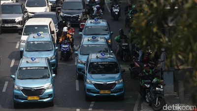 Taksi-Ojol Ngetem Depan Polda Metro, Lalin Gatsu Macet