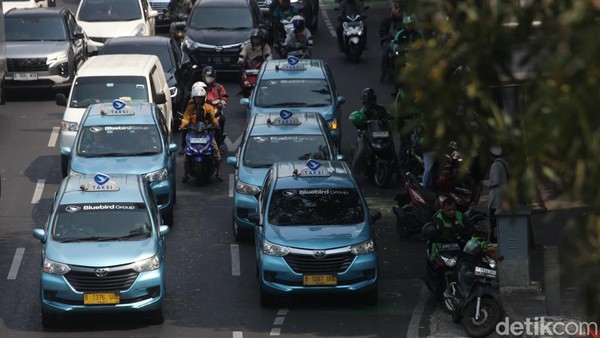 Taksi-Ojol Ngetem Depan Polda Metro, Lalin Gatsu Macet