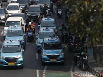 Taksi-Ojol Ngetem Depan Polda Metro, Lalin Gatsu Macet