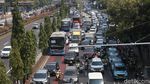 Taksi-Ojol Ngetem Depan Polda Metro, Lalin Gatsu Macet