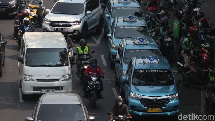 Taksi-Ojol Ngetem Depan Polda Metro, Lalin Gatsu Macet Taksi-Ojol Ngetem Depan Polda Metro, Lalin Gatsu Macet