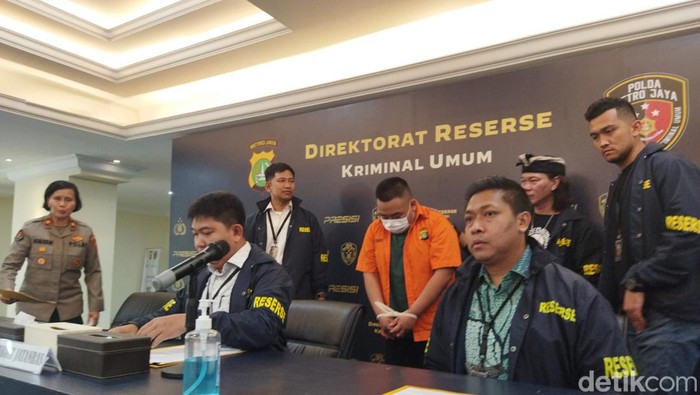 Tampang M (26), sopir Fortuner berpelat dinas Polri palsu kini berbaju tahanan.