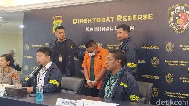 Tampang M (26), sopir Fortuner berpelat dinas Polri palsu kini berbaju tahanan.