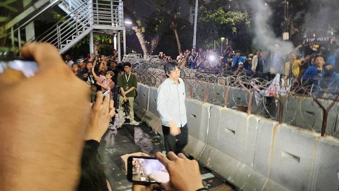 Tenaga Ahli Utama KSP Joanes Joko datang untuk menemui mahasiswa yang demonstrasi di Patung Kuda, Jakpus, Jumat (20/10/2023).