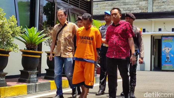 Tersangka Samidi saat dihadirkan dalam konferensi pers di Malang