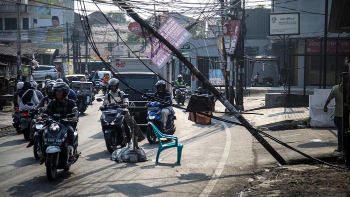 Tiang miring hampir roboh di Pamulang, Tangerang Selatan.
