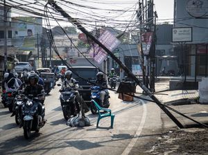 Awas! Tiang di Pamulang Tangsel Ini Nyaris Ambruk