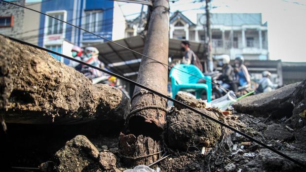 Tiang miring hampir roboh di Pamulang, Tangerang Selatan.