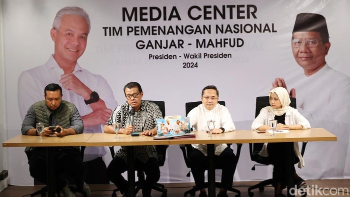 Deputi Politik 5.0 Tim Pemenangan Nasional Ganjar Presiden (TPN GP), Andi Widjajanto mengungkap visi-misi bacapres dan bacawapres Ganjar Pranowo-Mahfud MD di Jakarta, Jumat (20/10/2023). Pasangan Pilpres 2024 itu memiliki visi menuju Indonesia unggul dengan delapan misi gerak cepat.