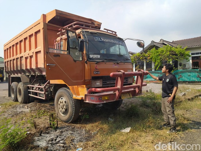 Truk yang menabrak gapura baliho Selamat Jalan di Salam, Kabupaten Magelang, Jumat (20/10/2023).