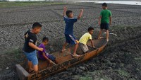 Waduk yang memiliki daerah irigasi seluas 2.689 hektare sawah tersebut tinggal menyisakan sedikit air hingga sebagian besar dasar waduk mengering akibat musim kemarau.