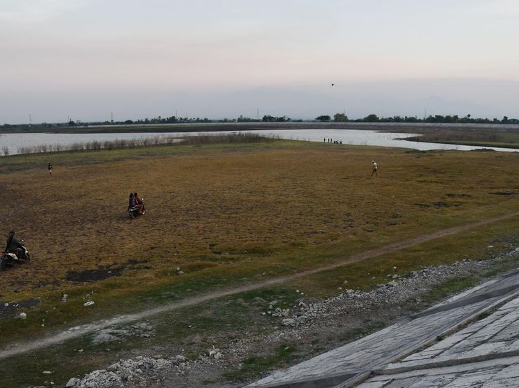 Mengering, Waduk Notopuro jadi Arena Bermain dan Dilintasi Motor