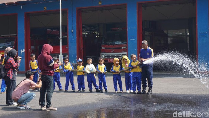 Wajah Riang Pelajar TK Kota Malang Belajar Pemadaman Kebakaran