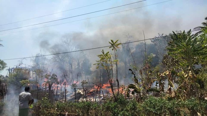 Dua rumah panggung di Kabupaten Wajo, Sulawesi Selatan (Sulsel) hangus terbakar.