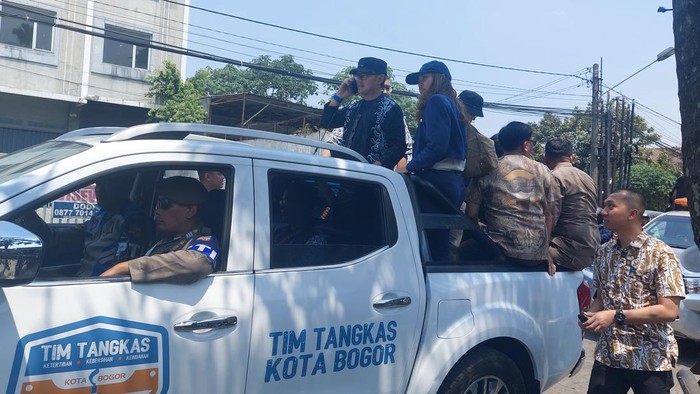 Walkot Bogor Bima Arya berpatroli menertibkan spanduk dan bendera partai yang dipasang sembarangan
