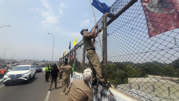 Walkot Bogor Bima Arya berpatroli menertibkan spanduk dan bendera partai yang dipasang sembarangan