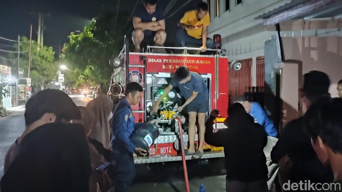 Warga antrean air bersih di Kota Makassar, Sulsel.