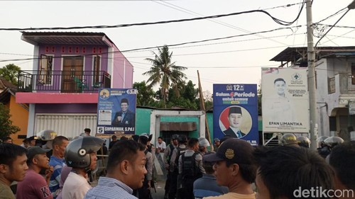 Warga membakar ban bekas di jalan lintas Kandai 2 Woja, menuntut pelaku pengeroyokan ditangkap.