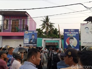 Puluhan Warga Blokir Jalan di Dompu, Tuntut Tangkap Pelaku Pengeroyokan