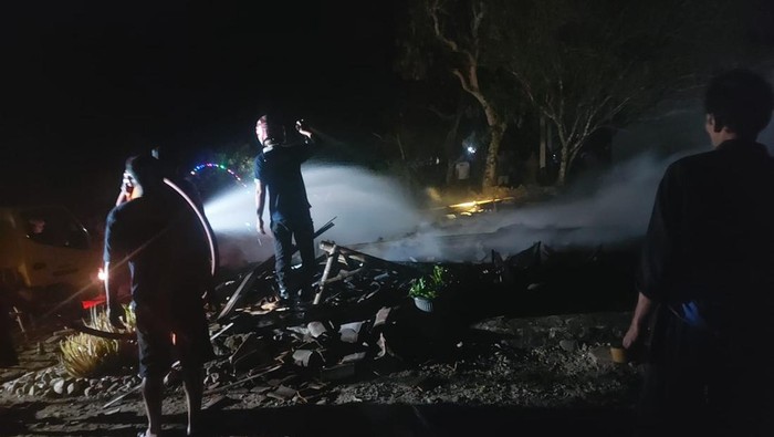 Warga memadamkan api yang membakar rumah di Nguntoronadi, Wonogiri, Jumat (20/10/2023).