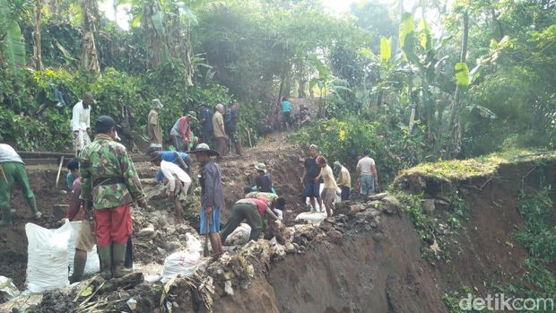 Warga Perbaiki Tembok Penyangga Saluran Irigasi yang Longsor