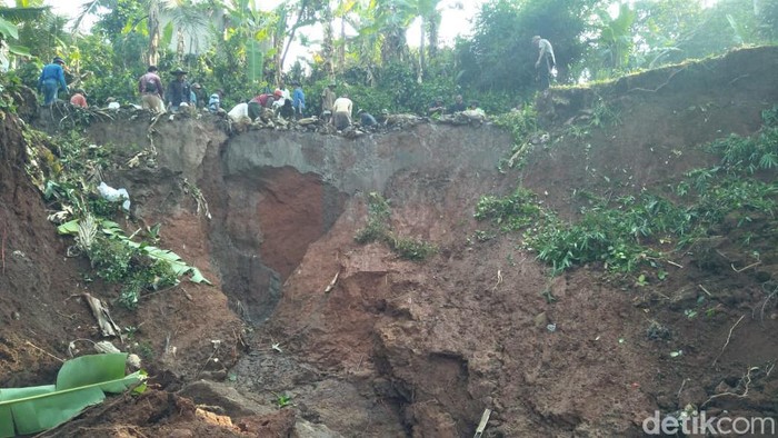 Warga Perbaiki Tembok Penyangga Saluran Irigasi yang Longsor