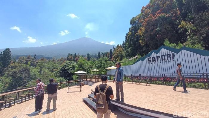Wisatawan mengunjungi kawasan wisata Baturraden, Kabupaten Banyumas, Jumat (20/10/2023).