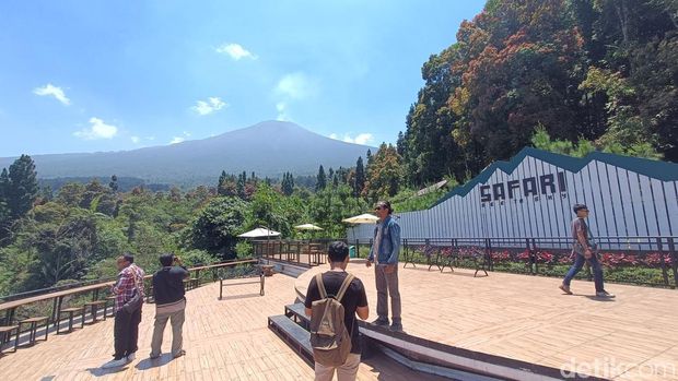 Wisatawan mengunjungi kawasan wisata Baturraden, Kabupaten Banyumas, Jumat (20/10/2023).