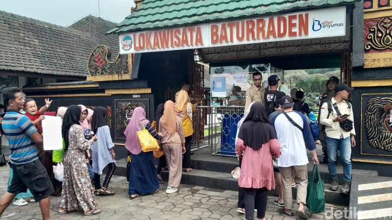 Wisatawan mengunjungi kawasan wisata Baturraden, Kabupaten Banyumas, Jumat (20/10/2023).