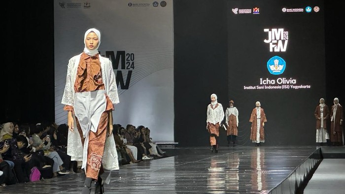12 Satuan Pendidikan Vokasi Pamer 72 Karya Busana di JMFW 2024