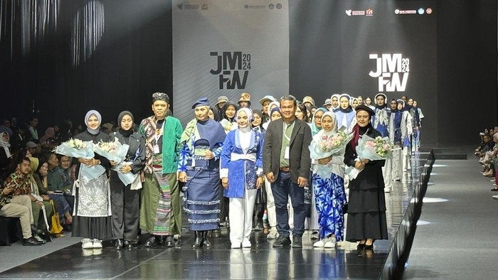12 Satuan Pendidikan Vokasi Pamer 72 Karya Busana di JMFW 2024