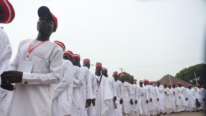 1.800 Pasangan di Nigeria Ikut Nikah Massal, Dapat Hadiah Kasur dan Lemari Pemerintah Nigeria utara membiayai dan mengadakan nikah massal untuk 1.800 pasangan.