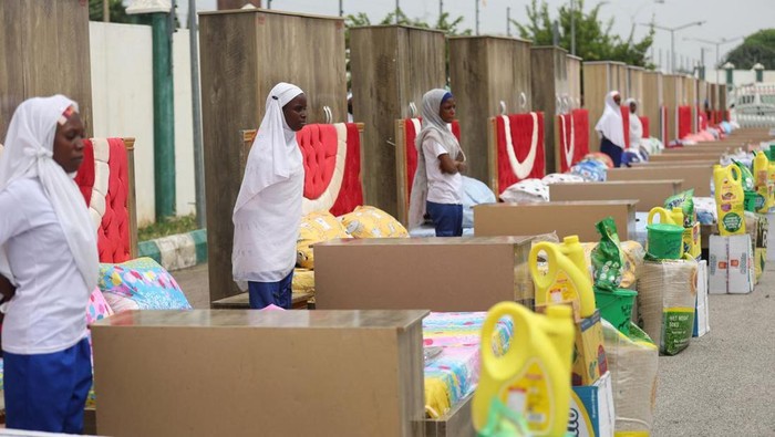 1.800 Pasangan di Nigeria Ikut Nikah Massal, Dapat Hadiah Kasur dan Lemari Pemerintah Nigeria utara membiayai dan mengadakan nikah massal untuk 1.800 pasangan.