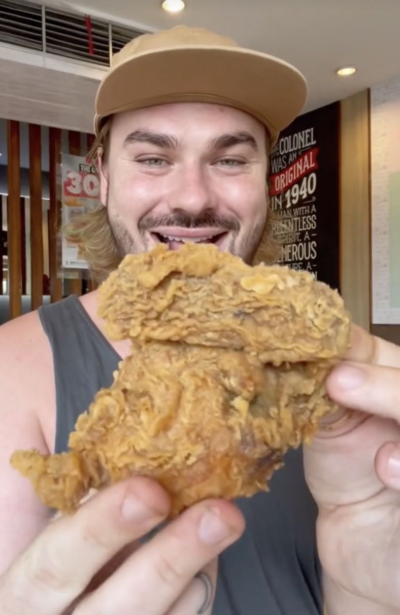 5 Momen Viral Bule Australia Cicip Makanan Indonesia, Bikin Ngiler!